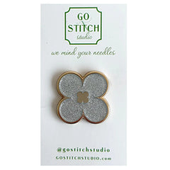 GGS-NM-51 - Silver Glitter Clover Needleminder
